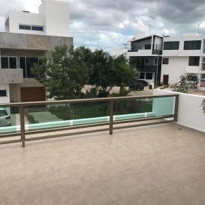 Cancún Airport Zone في كانكون: شرفة مع سور زجاجي فوق المبنى