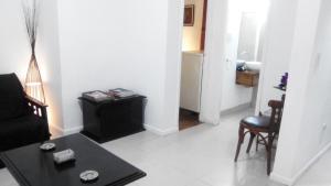 sala de estar con sofá negro y mesa en Departamento de Jerarquía en Recoleta en Buenos Aires