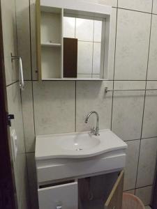 佩尼亞的住宿－Hotel Anjo Gabriel，浴室设有白色水槽和镜子