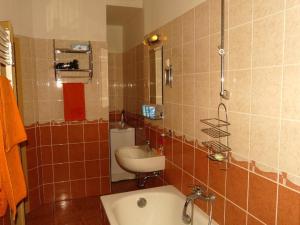 y baño con bañera, lavabo y espejo. en Raday Central Apartment, en Budapest