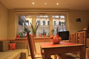 Televízia a/alebo spoločenská miestnosť v ubytovaní Raday Central Apartment