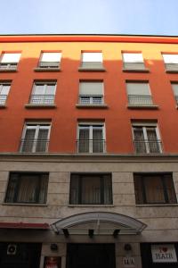 布達佩斯的住宿－拉道伊中央公寓，一座高大的红砖建筑,窗户在里面