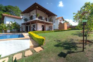 una casa con patio y piscina en Casa Bari La Antigua, en Barichara