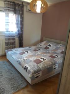1 dormitorio con 1 cama con edredón en New apartment Dany with parking for two, en Split