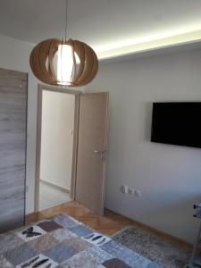 1 dormitorio con 1 cama y TV de pantalla plana en New apartment Dany with parking for two, en Split