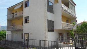 un edificio blanco con una valla delante en New apartment Dany with parking for two, en Split