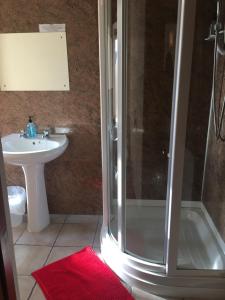 a bathroom with a shower and a sink and a toilet at Glengorm Guest House in Oban