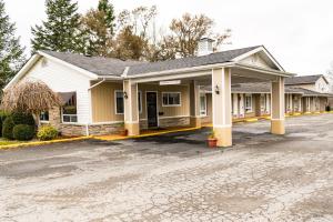 an empty parking lot in front of a building at Countryside Inn in Kingston +23 photos