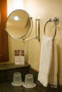 Monterey Bay Inn tesisinde bir banyo