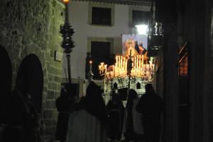 Un groupe de personnes debout dans un bâtiment avec des bougies dans l'établissement La Azacaya, à Baeza