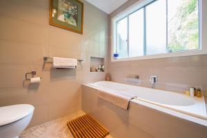 bagno con vasca, servizi igienici e finestra di Armidale Cottage on Barney - House 2 ad Armidale Altre 28 foto