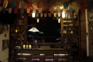 a room with a bar with a window with lights at Hotel y Cabañas una Cosita de Zacatlán in Zacatlán