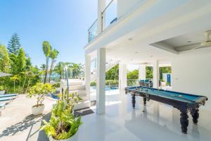 una mesa de billar en la sala de estar de una casa en White Stone - Luxurious Sunset View 4 Bed Pool Villa, en Nathon