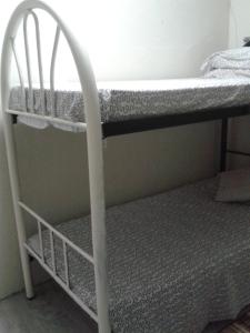 Krevet ili kreveti na sprat u jedinici u okviru objekta Pandan Beach Homestay