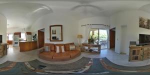 ein Wohnzimmer mit einem Sofa und einer Küche in der Unterkunft Hispaniola Sol C4 in Sosúa