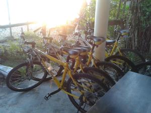eine Gruppe Fahrräder, die neben einer Stange geparkt sind in der Unterkunft Pandan Beach Homestay in Kampong Pandan