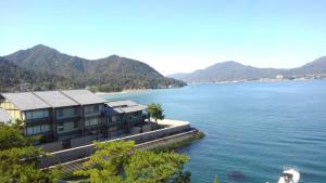 宫岛樱谷酒店的一座大水体岸边的建筑