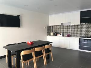 Kuchyň nebo kuchyňský kout v ubytování Pho Bien Homestay