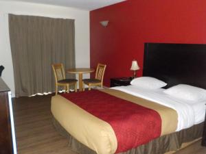 Postel nebo postele na pokoji v ubytování Econo Lodge