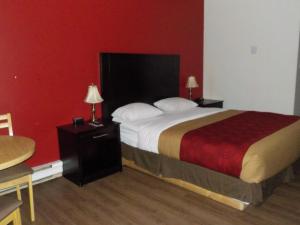 Postel nebo postele na pokoji v ubytování Econo Lodge