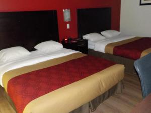Postel nebo postele na pokoji v ubytování Econo Lodge