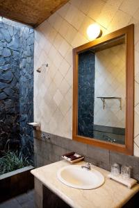 A bathroom at Kampung Sampireun Resort & Spa