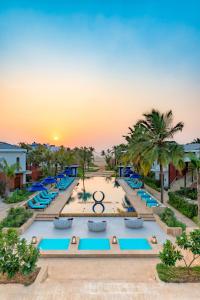 Utsikt mot bassenget på Azaya Beach Resort Goa eller i nærheten