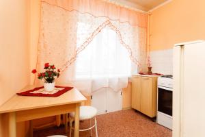 a small kitchen with a table and a window at Apartments on Chelyuskintsev in Yekaterinburg