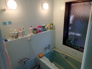 A bathroom at Kumano Backpackers