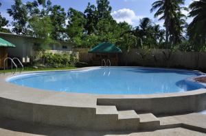 une grande piscine dans une cour dans l'établissement Casa Miguel Resort, à San Bartolome