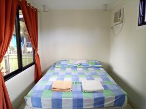 Cama pequeña en habitación con ventana en Casa Miguel Resort en San Bartolome