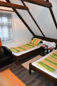 Zimmer mit 2 Betten und einem Fenster in der Unterkunft Casa Demeter in Rimetea