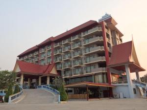 a large hotel building with a red roof at Toh Buk Seng Ayutthaya Hotel in Phra Nakhon Si Ayutthaya