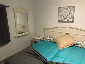 モロ・デル・ハブレにあるFuerteventura Luxury sunのベッドルーム(ベッド1台、鏡付)