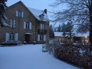 Fleury的住宿－Villa Chanteraine，前面的地面上积雪的房子