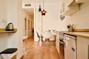 A kitchen or kitchenette at Hola Valencia - Holiday Apartments