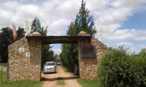 塞拉纳镇Armonía的石头建筑的入口,后面有汽车