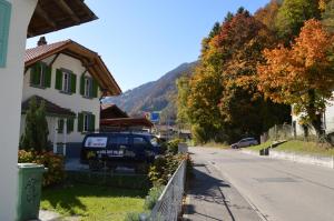 samochód zaparkowany przed domem w obiekcie Jungfrau Family Holiday Home w mieście Matten