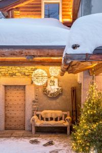 布勒伊－切爾維尼亞的住宿－聖胡貝圖斯度假酒店，雪中建筑物边的长凳