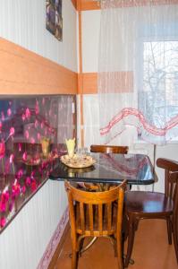 ヤロスラヴリにあるApartment on Tolbukhina 64のダイニングルーム(テーブル、椅子2脚付)