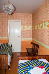 ヤロスラヴリにあるApartment on Tolbukhina 64のベッドルーム1室(ベッド2台、白いドア付)