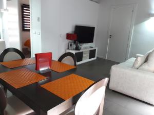 A television and/or entertainment centre at Apartaments y Habitacions Entre Volcans