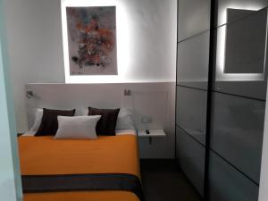 A bed or beds in a room at Apartaments y Habitacions Entre Volcans