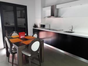 A kitchen or kitchenette at Apartaments y Habitacions Entre Volcans