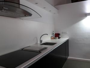 A kitchen or kitchenette at Apartaments y Habitacions Entre Volcans
