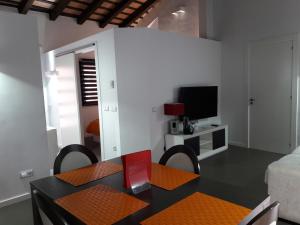 A television and/or entertainment centre at Apartaments y Habitacions Entre Volcans