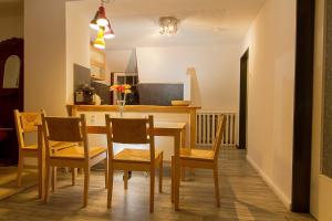 a kitchen and dining room with a table and chairs at Villa im Reiterdorf in Beverstedt