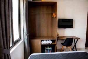 Uma televisão e/ou sistema de entretenimento em Robin Hotel Danang