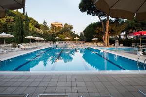 Bazén v ubytování Park Hotel Marinetta - Beach & Spa nebo v jeho okolí