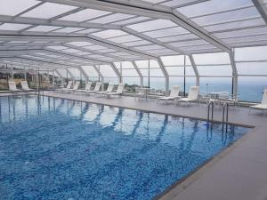 Bazén v ubytování Maximus Hotel Byblos nebo v jeho okolí